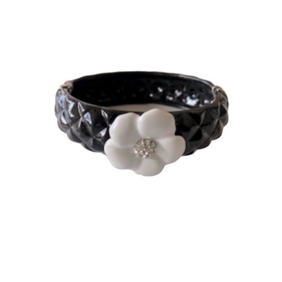 BLACK ENAMEL BANGLE BRACELET W/ A WHITE ENAMEL FLOWER & CZS - Picture 2 of 16
